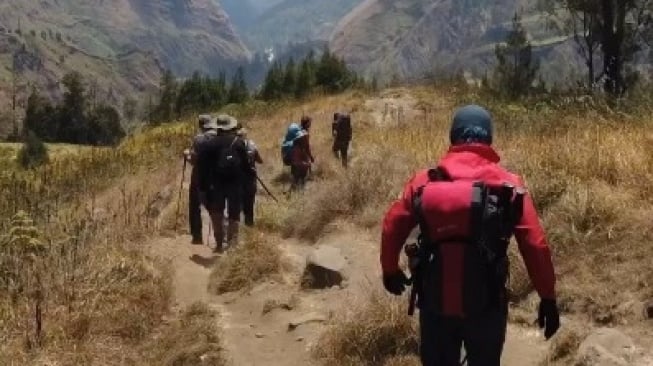 5 Gunung Indonesia: Petualangan Adrenalin & Pemandangan Spektakuler