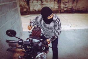 Aksi Brutal! Maling Motor Depok Dihajar Massa Saat Tertangkap