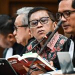Ancaman Misterius: Hasto Kristiyanto Didesak Tak Pecat Jokowi