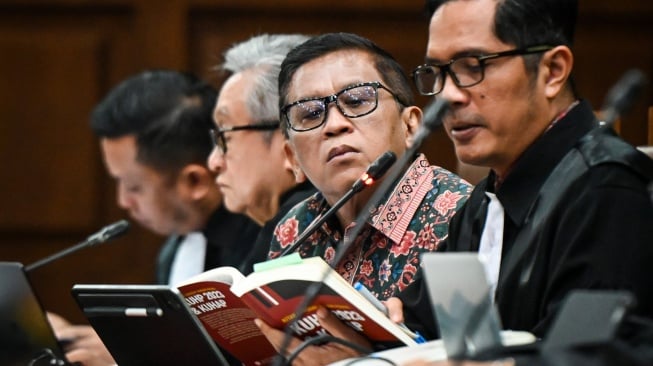 Ancaman Misterius: Hasto Kristiyanto Didesak Tak Pecat Jokowi
