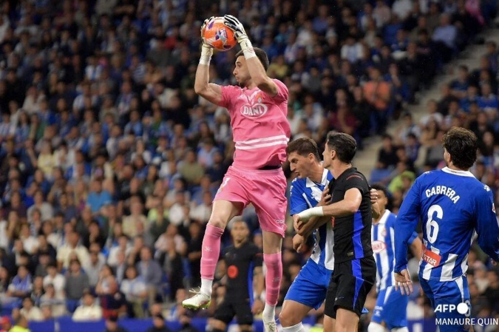 Barcelona Amankan Kiper Muda Spanyol: Joan Garcia Bergabung!