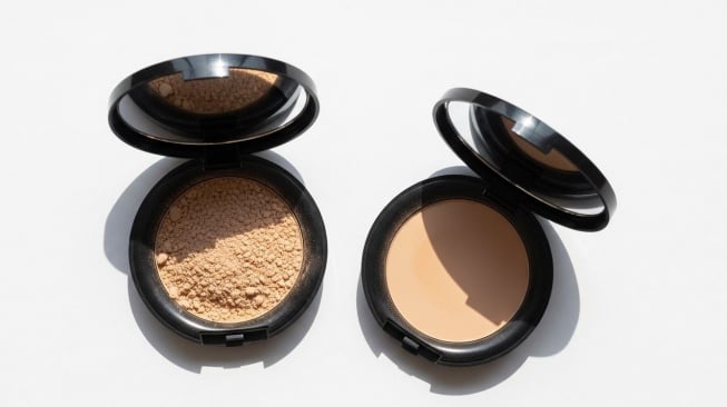 Bedak Tabur vs Padat: Kulit Berminyak, Mana Lebih Baik?
