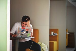 Burnout Kerja? 4 Tanda Bahaya Ini Tak Boleh Diabaikan