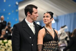 Dua Lipa Tunangan! Inilah Cincin Mewah dari Callum Turner