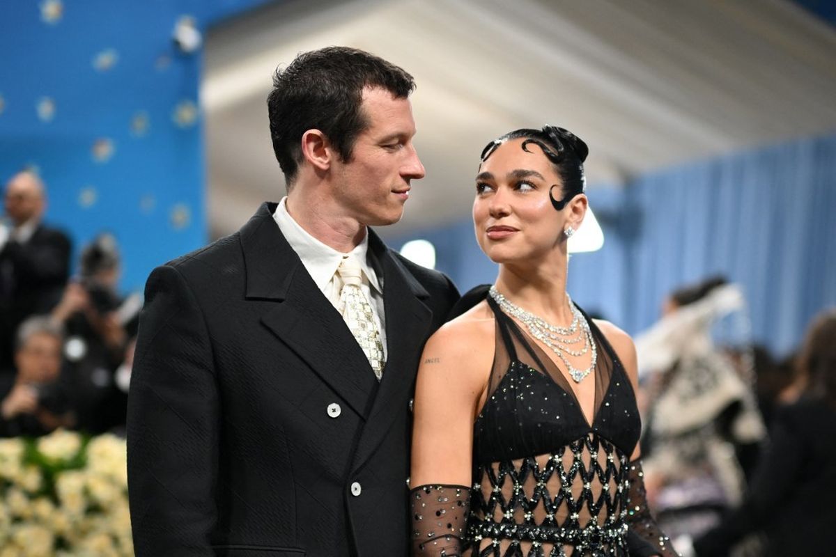 Dua Lipa Tunangan! Inilah Cincin Mewah dari Callum Turner