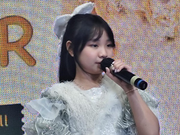 Etenia Croft: Mini Konser Memukau, Penampilan Bersinar Menawan