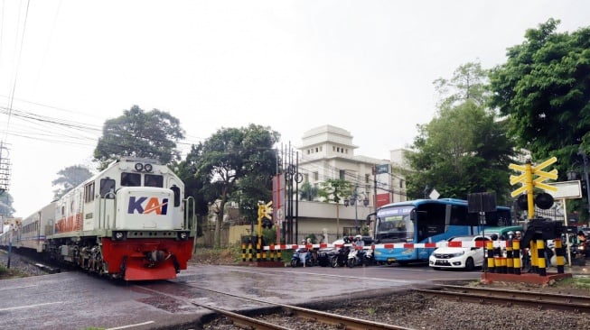 Libur Sekolah Aman? Pahami Aturan Perlintasan Kereta Api!