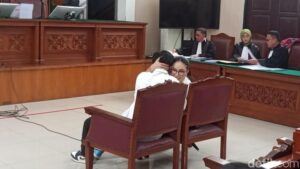 Nikita Mirzani Mesra Mail Syahputra Sebelum Sidang Dakwaan