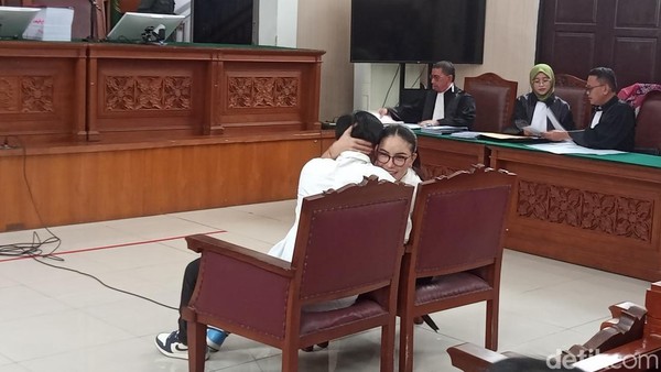 Nikita Mirzani Mesra Mail Syahputra Sebelum Sidang Dakwaan