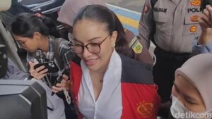 Nikita Mirzani Tantang Reza Gladys: Flexing di Sidang? Bukti Kekayaan
