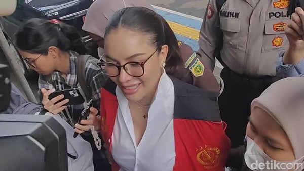 Nikita Mirzani Tantang Reza Gladys: Flexing di Sidang? Bukti Kekayaan