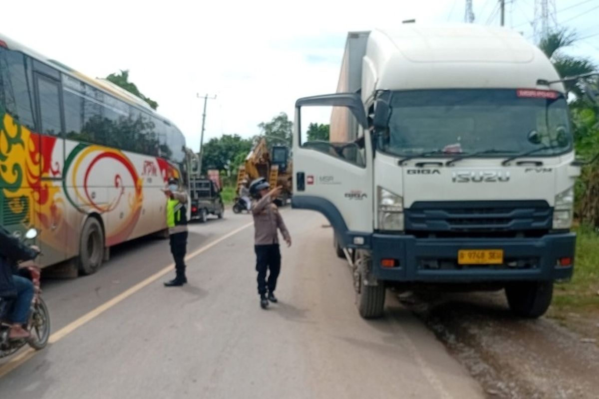 Perbaikan Jalan Jambi Terhenti, Macet 4 Km? Simak Solusinya!