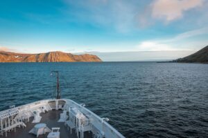 Pulau Diomede: Terpisah 21 Jam, Dekat Namun Berbeda Dunia