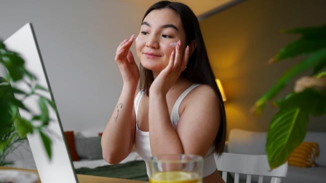 Rahasia Kulit Glowing: 5 Skincare Malam Terbaik Pria Wanita