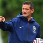 Rahasia Sukses Chivu: Pelatih Istimewa Versi Dumfries
