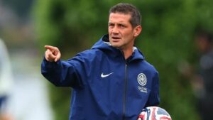 Rahasia Sukses Chivu: Pelatih Istimewa Versi Dumfries