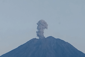 Semeru Erupsi Dahsyat! Letusan 1200 Meter, Waspada!