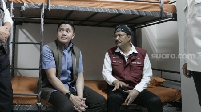 Seskab Uji Nyaman Sekolah Rakyat: Kasur & Kursi Aman?