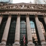 The Fed Tetap Jaga Suku Bunga: Wall Street Ambruk?