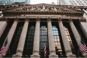 The Fed Tetap Jaga Suku Bunga: Wall Street Ambruk?