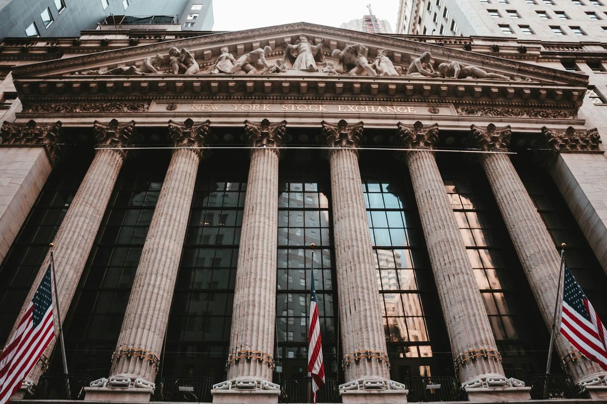 The Fed Tetap Jaga Suku Bunga: Wall Street Ambruk?