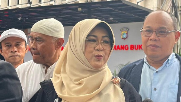 Dr. Tifa Tuntut Lihat Ijazah Asli Jokowi di Polda Metro