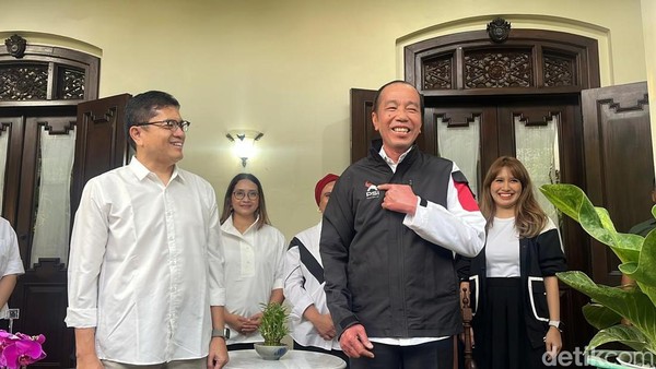 Jokowi Pakai Jaket PSI: Momen Langka, Gajah Merah Jadi Sorotan