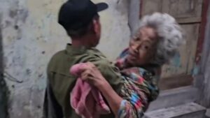 Kisah Pilu Ibu Lansia Surabaya: Anak Ungkap Alasan di Panti Jompo