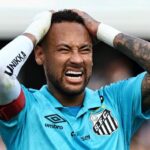 Neymar Dilaporkan Fans Santos: Cekcok & Lemparan Kaus Panas