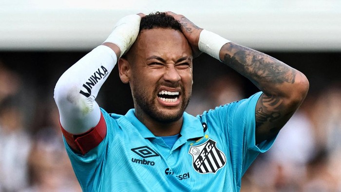 Neymar Dilaporkan Fans Santos: Cekcok & Lemparan Kaus Panas